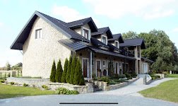 Cały dworek — widok frontalny, tuje, schody