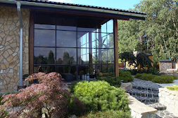 Szklana weranda z ogrodem w stylu japońskim