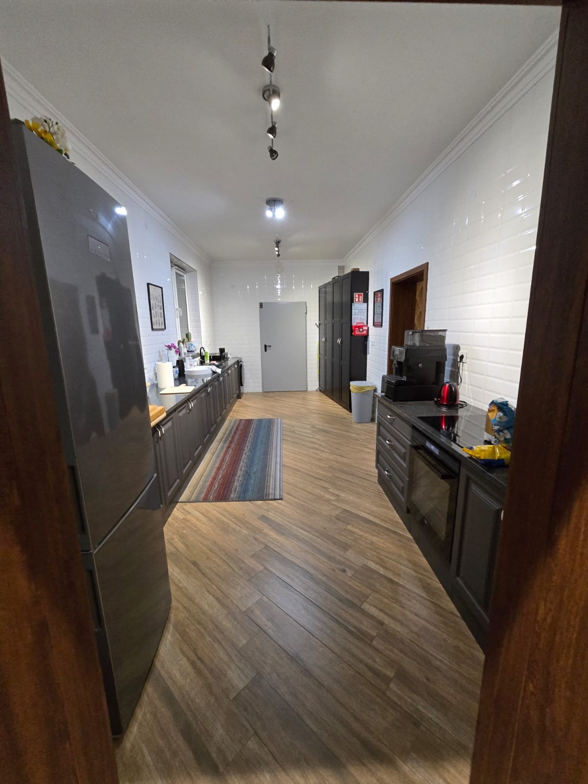 Wspólna kuchnia — w pełni wyposażona, ciemne szafki